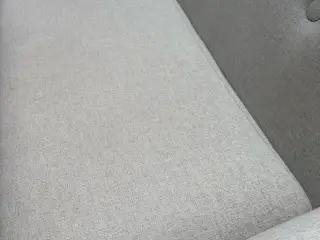 Sofa i lys grå
