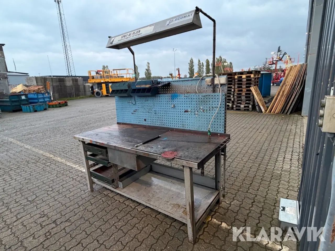 Billede 1 - Arbejdsbord med skuffer og lampe