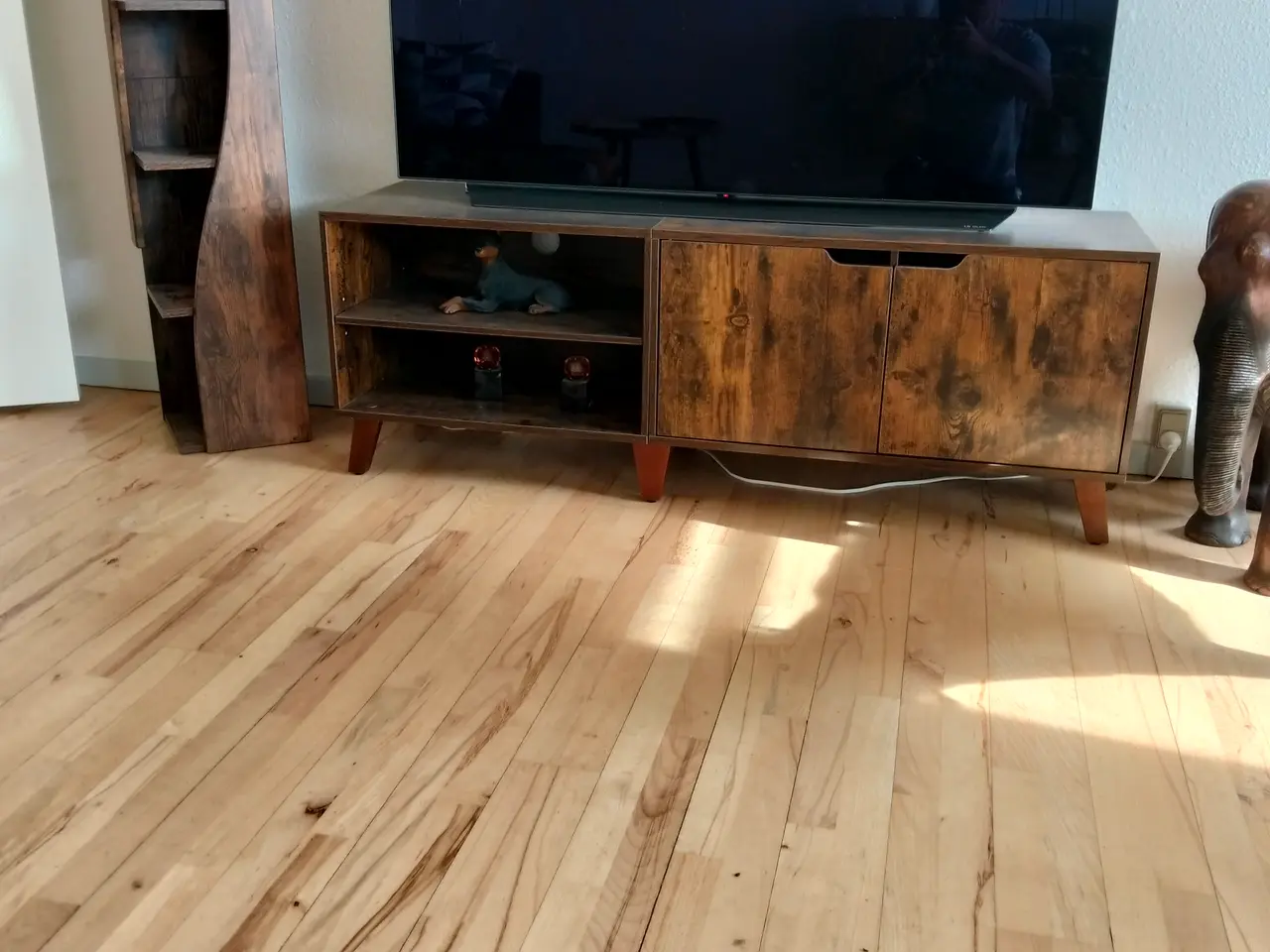 Billede 3 - Tv bord og reol