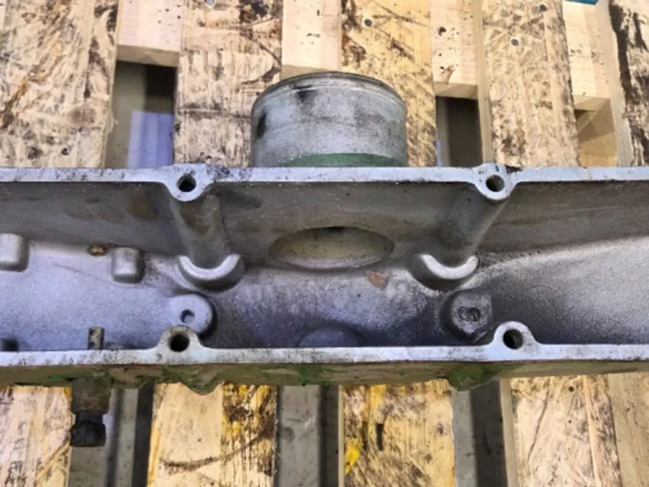 Billede 11 - John Deere 6125HZ001 Indsugningsmanifolddæksel R516998