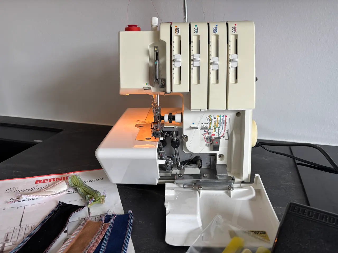 Billede 2 - Bernina. 700 D overlocker.