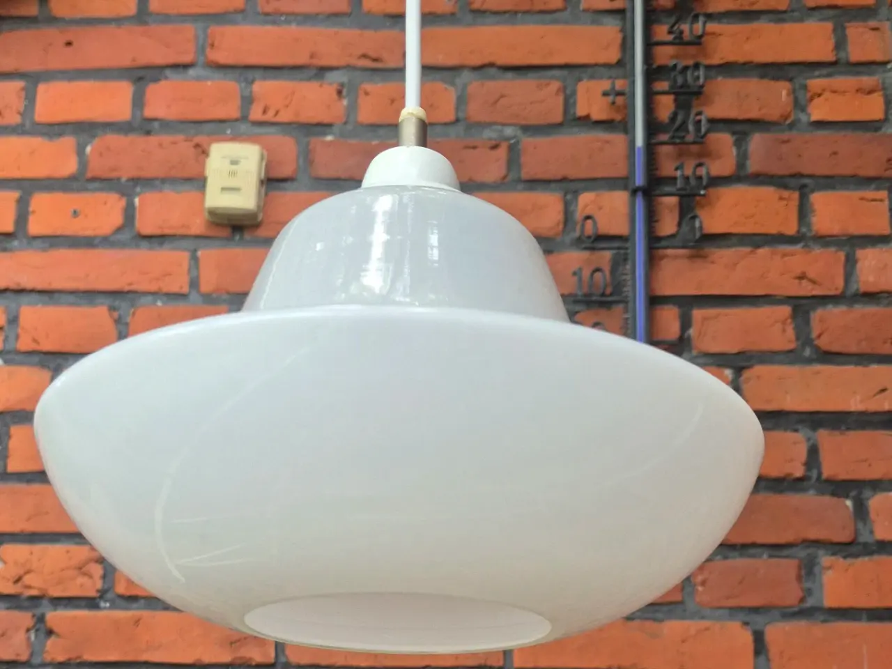 Billede 4 - Retrolampe i hvidt opalglas med elegante svaj