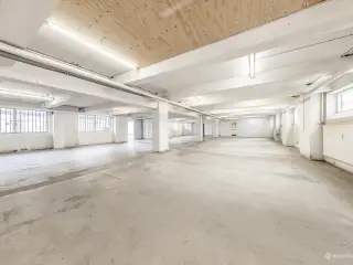 Stort centralt lager på Nørrebro - med mulighed for dobbeltgarage mod ekstra leje