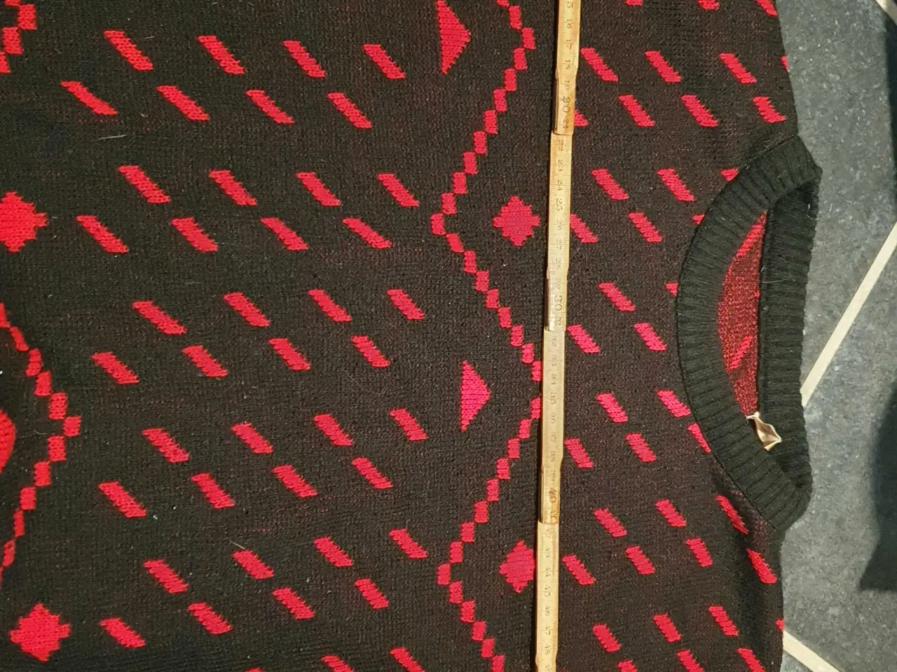 Billede 3 - Sort/ rød bluse model fra 80erne 