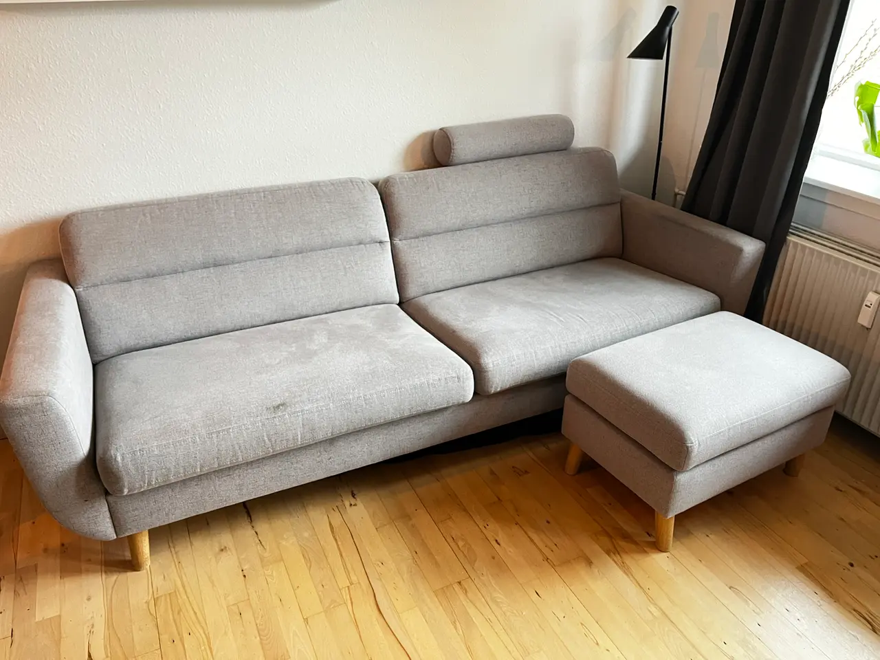Billede 1 - Grå sofa med puf