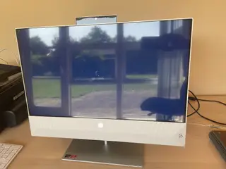 PC med 24” B&O skærm, mus og tastatur