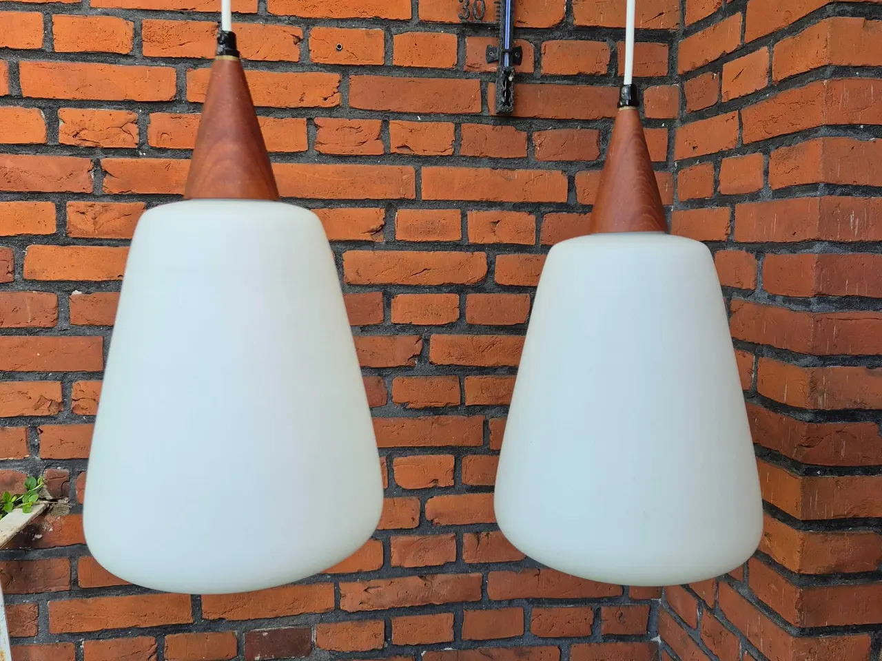 Billede 1 - Høje retrolamper i opalglas og teak