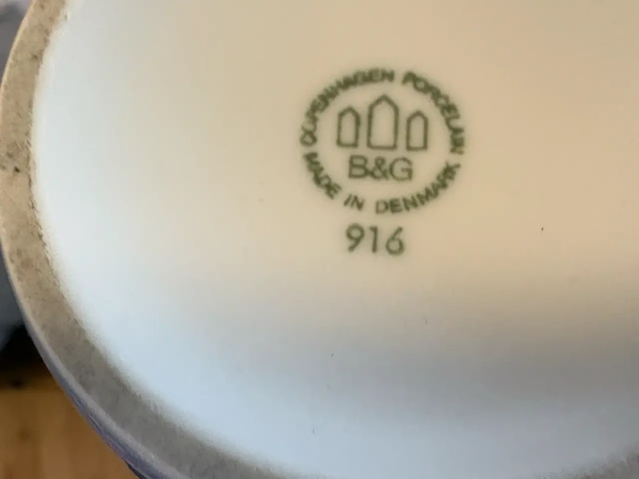 Billede 18 - Finn og Grøndahl-figurer og to platter af et eller