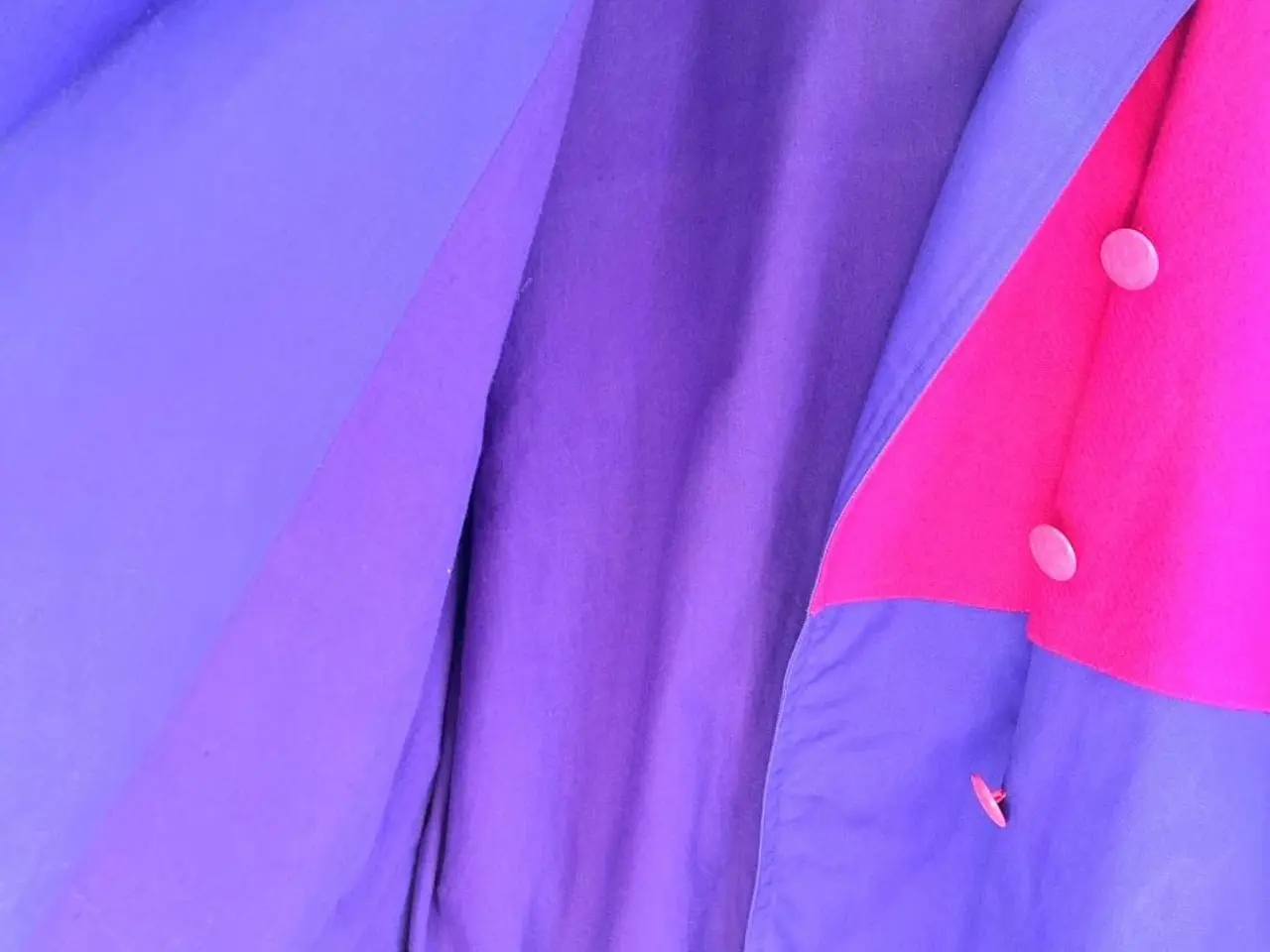 Billede 3 - Lilla og pink oversize frakke med god plads