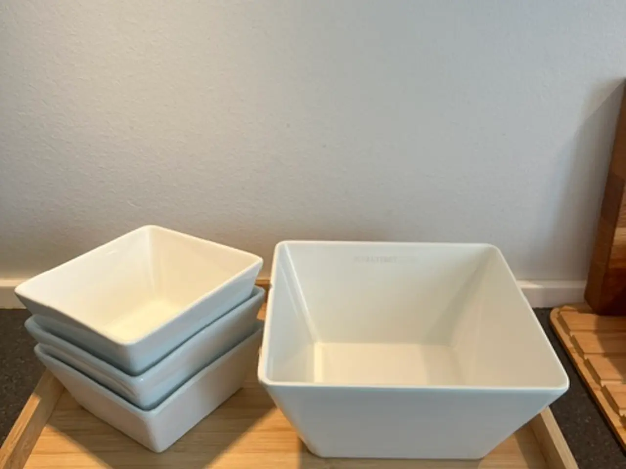 Billede 1 - Komplet tapassæt: 4 skåle og flot bambusbakke