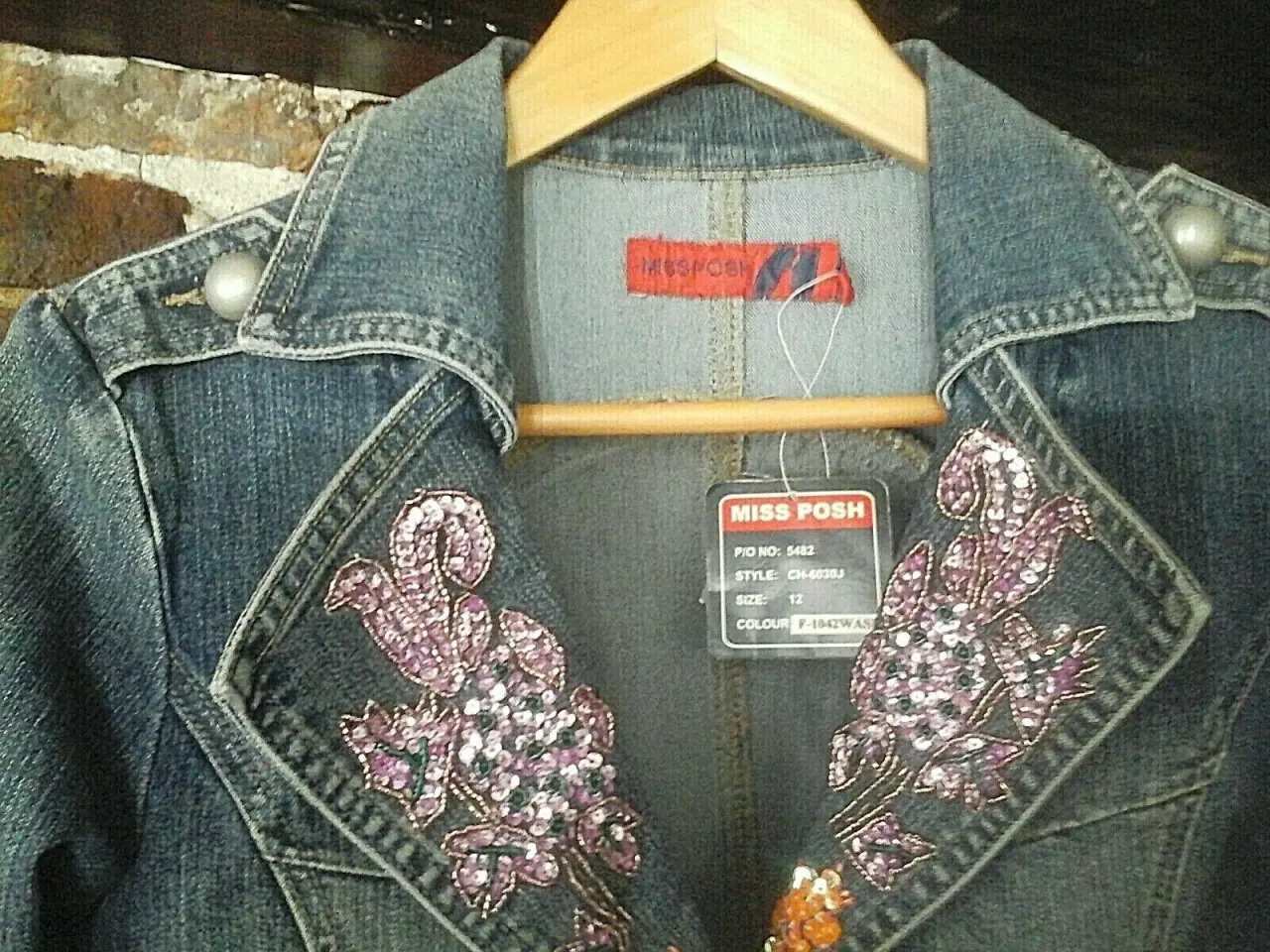 Billede 2 - Jeans jakke med broderinger(kort). Stør: small