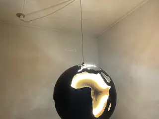 Globus lampe i metal med guld og LED lys
