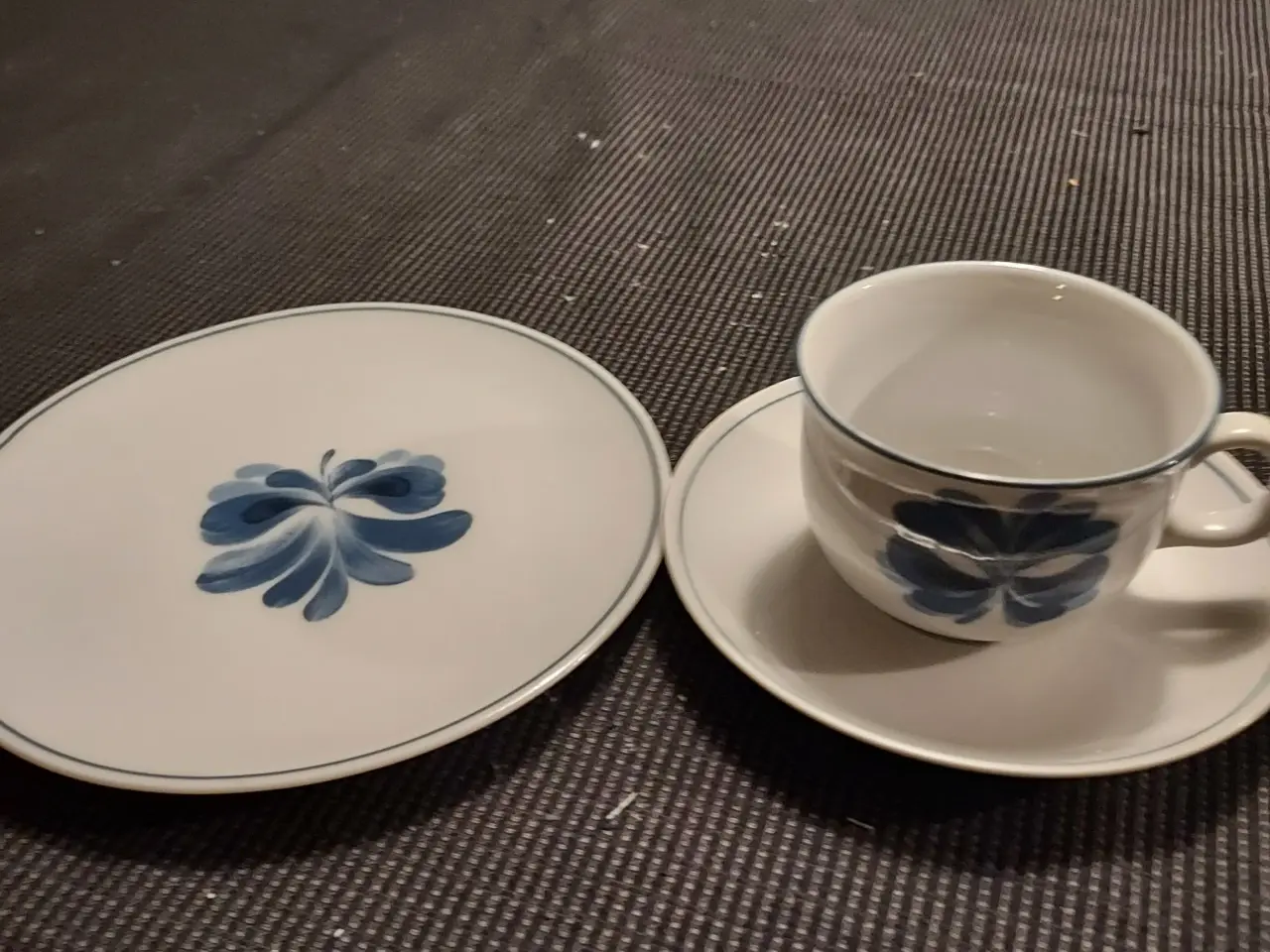 Billede 1 - Kopper 12 stk med dessert tallerken 