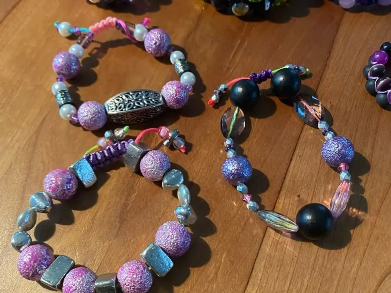 Billede 4 - Nye knyttede armbånd
