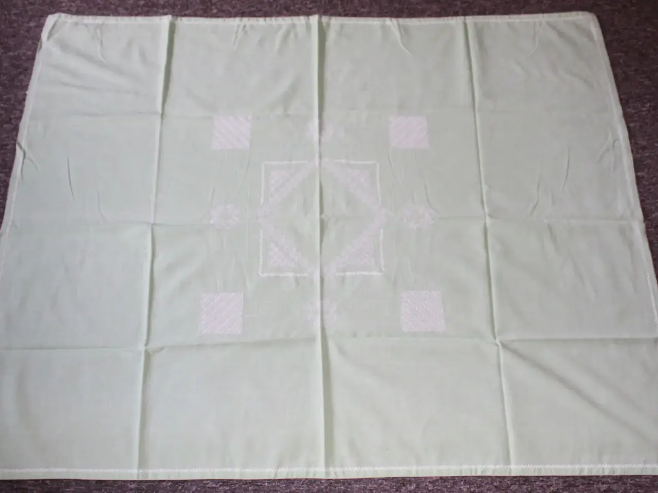 Billede 1 - Lys grøn dug med hvidt broderi, 118 x 145 cm