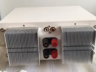 Forstærker med to små højtalere 2x20watt