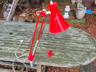 Rød arkitektlampe med vægbeslag