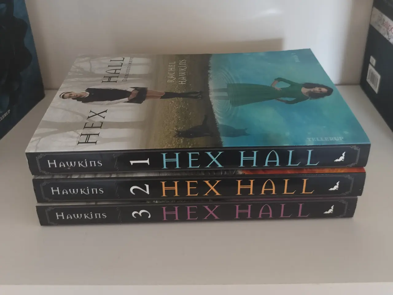 Billede 1 - Tre bøger fra Hex hall