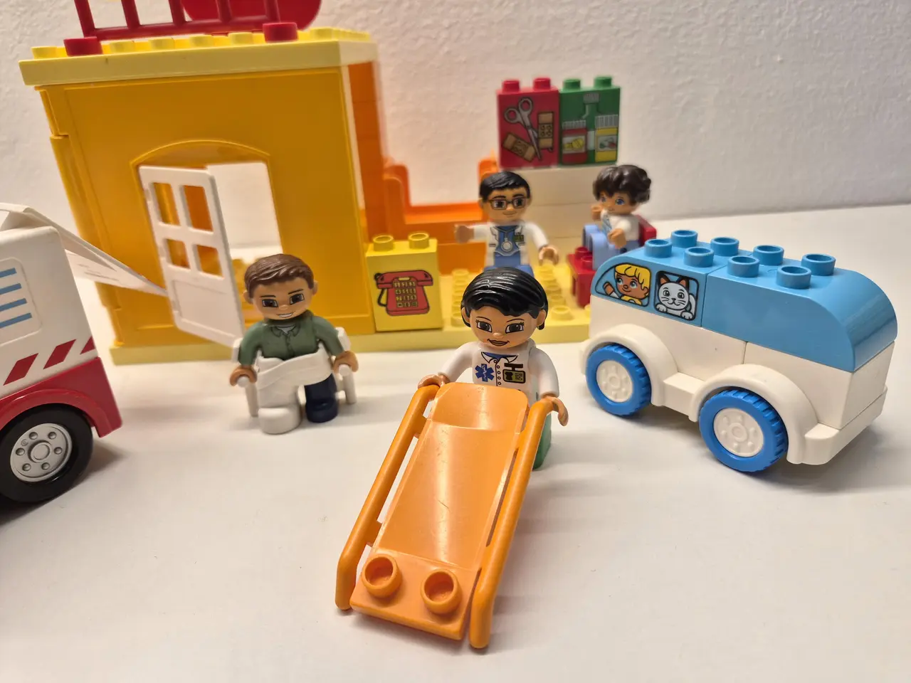 Billede 3 - Duplo Hospital med figurer og køretøjer