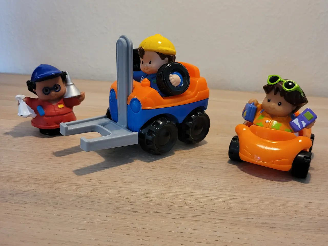 Billede 1 - Truks og bil + 3 Little People figurer