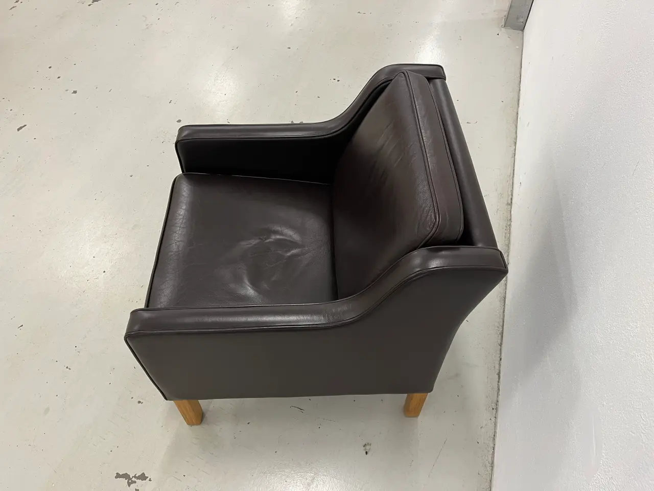 Billede 7 - Mogens Hansen MH195 lav stol i Dark Brown læder.