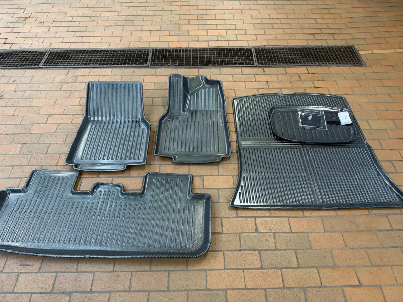 Billede 1 - Tesla Model Y Carbon vintermåtter/bundmåtter