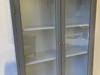 Vitrineskab med glaslåger