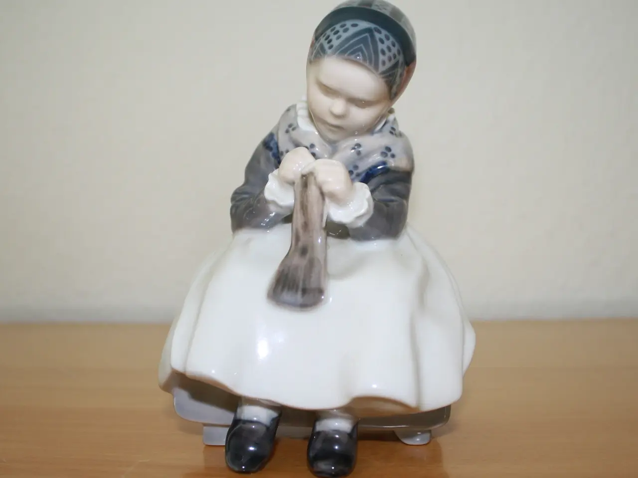 Billede 2 - Amagerpige, figur fra Royal Copenhagen