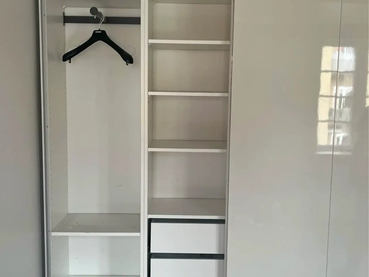 Billede 3 - PAX garderobeskab fra IKEA med skydedøre