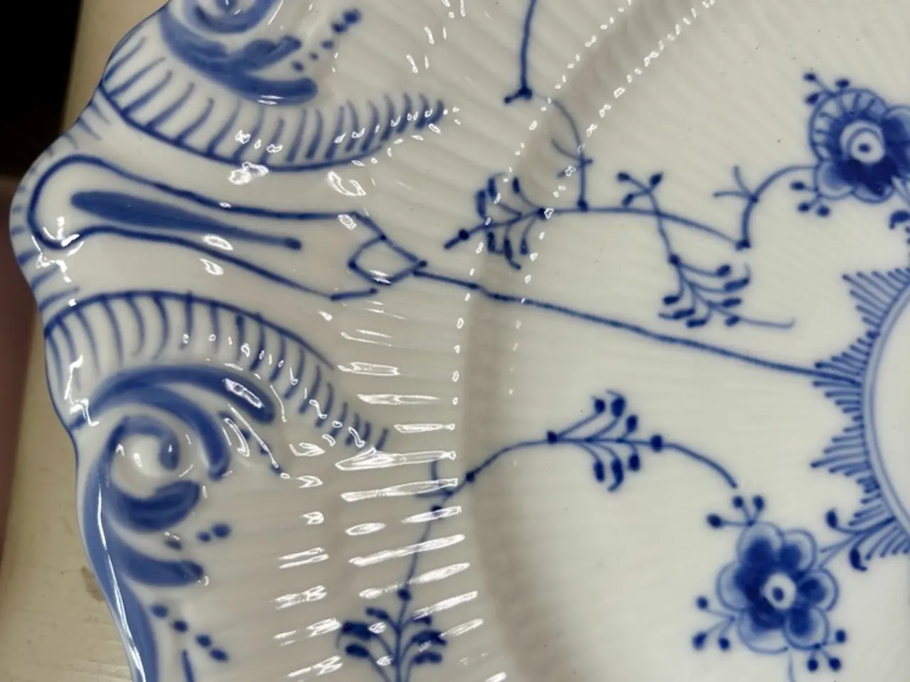 Billede 2 - Royal Copenhagen, musselmalet riflet kagefad