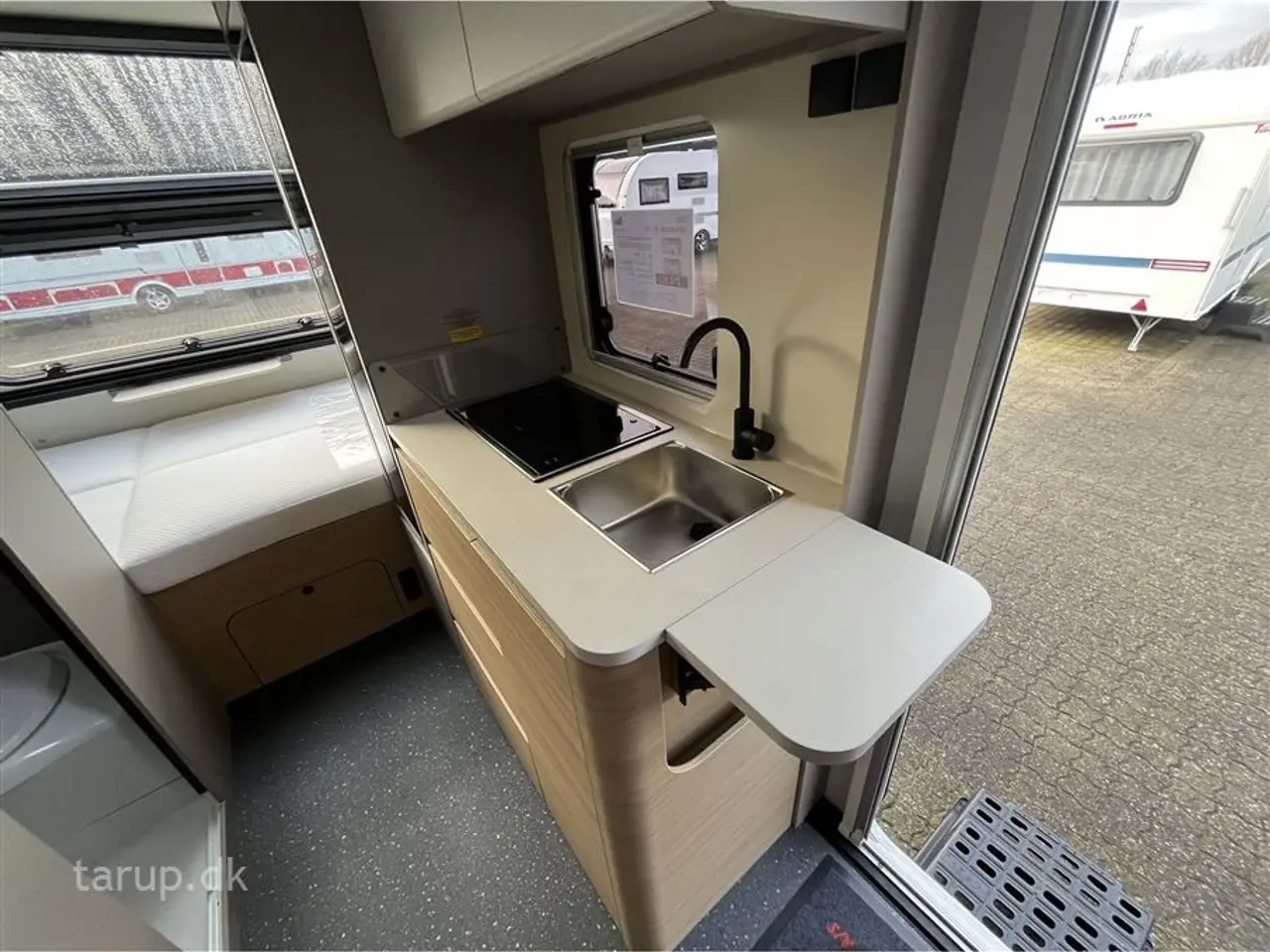 Billede 14 - 2026 - Adria Action 391 PD   Tværstillet dobbeltseng, L-siddegruppe, LED-kanallys, TV-holder,  XL-aksel, alufælge, stort køleskab, el-gulv-varme, Truma Combi 4