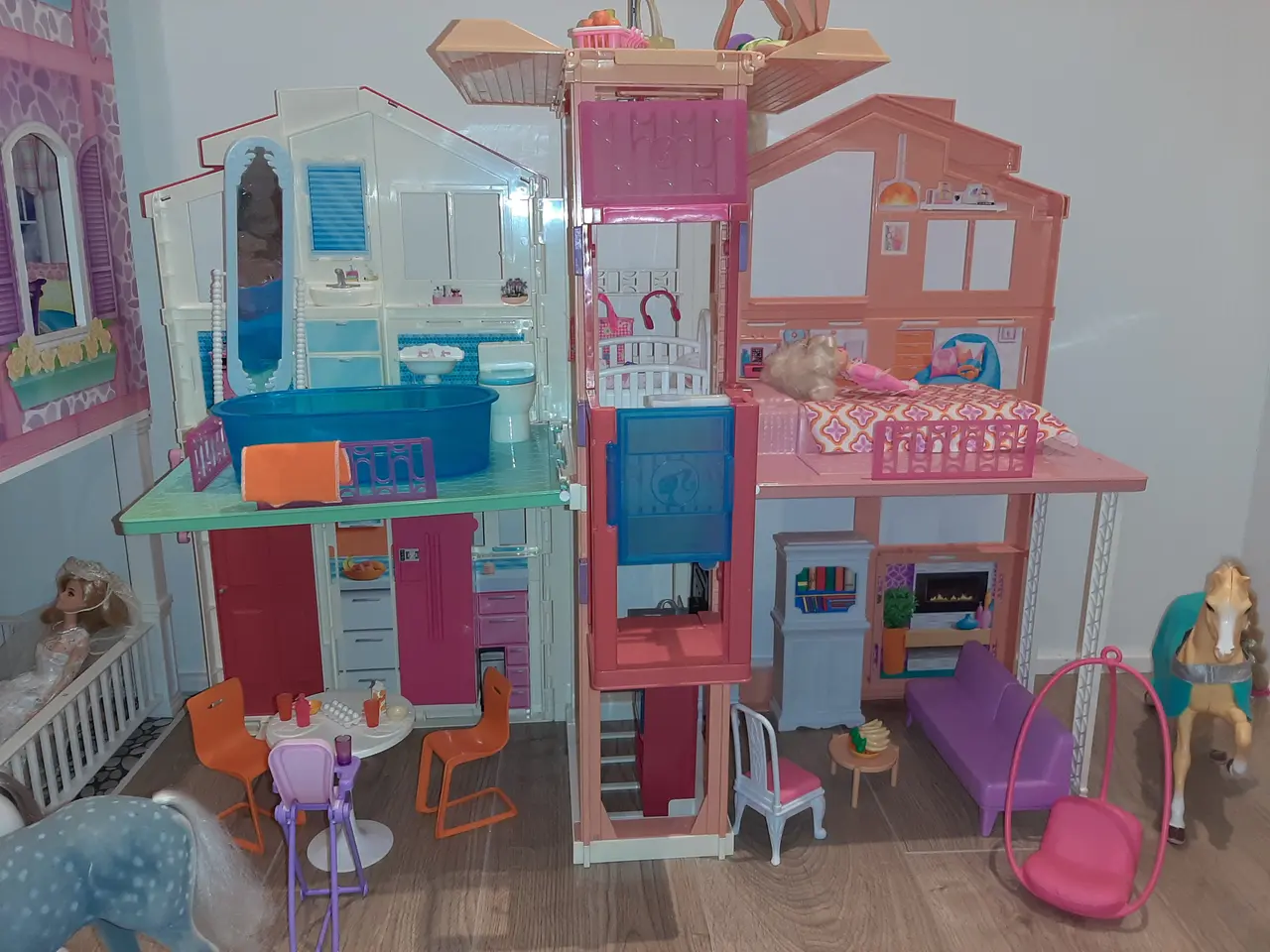 Billede 4 - Barbiehuse og tilbehør.