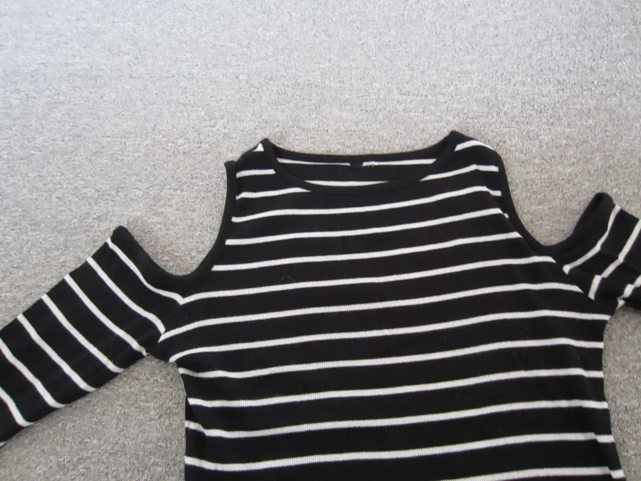 Billede 2 - Smart bluse med bare skulder i str. 170