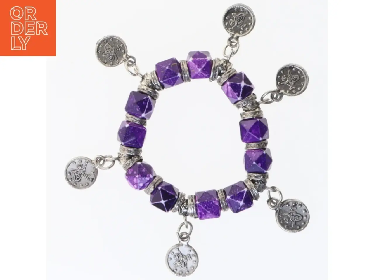 Billede 2 - Armbånd med lilla perler og charms (str. Ø 7 cm)