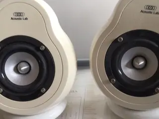 Forstærker med to små højtalere 2x20watt