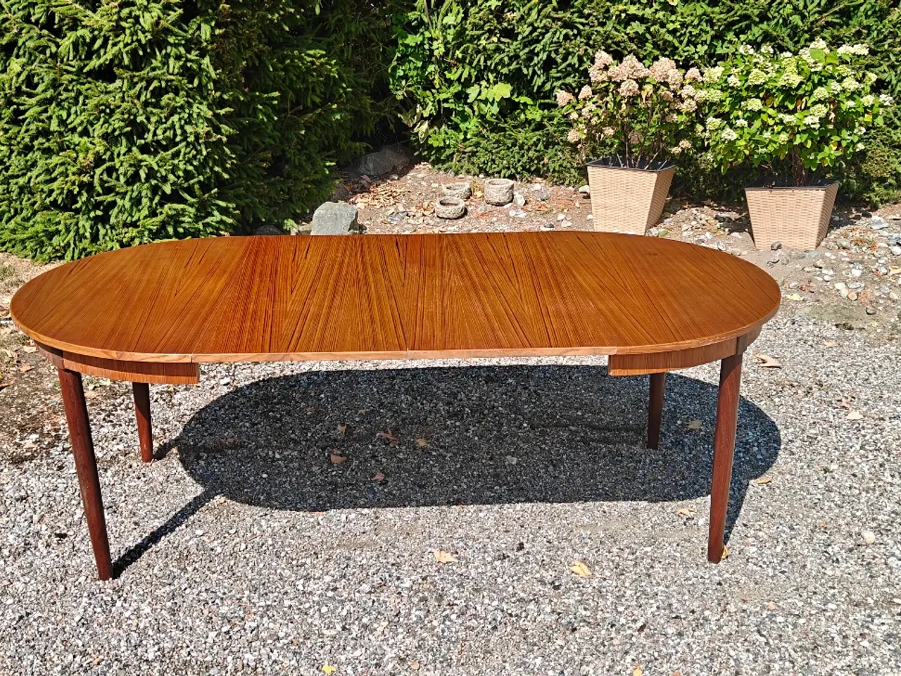 Billede 3 - Rundt teak spisebord m. 2 tillægsplader