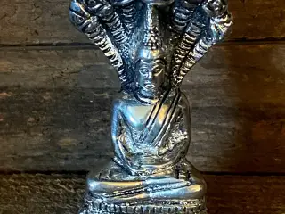 * Lille Buddha siddende på en slange