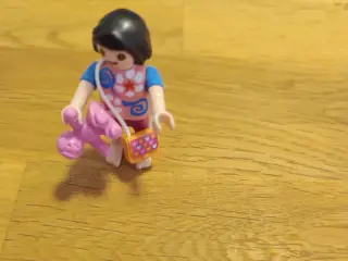 Playmobil pige med rød bamse og taske 