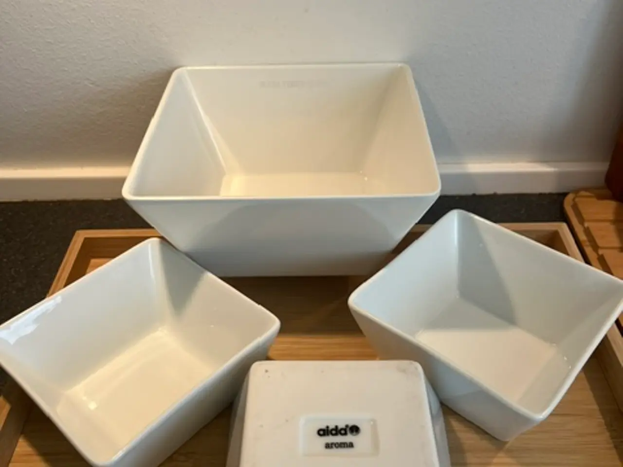 Billede 2 - Komplet tapassæt: 4 skåle og flot bambusbakke