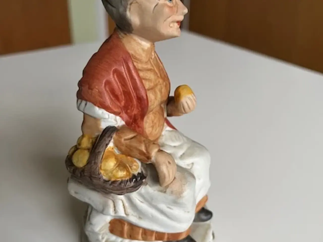 Billede 1 - Figur kone med kurv med frugt