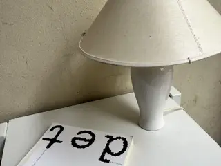 Lille bordlampe med lys skærm – 38 cm