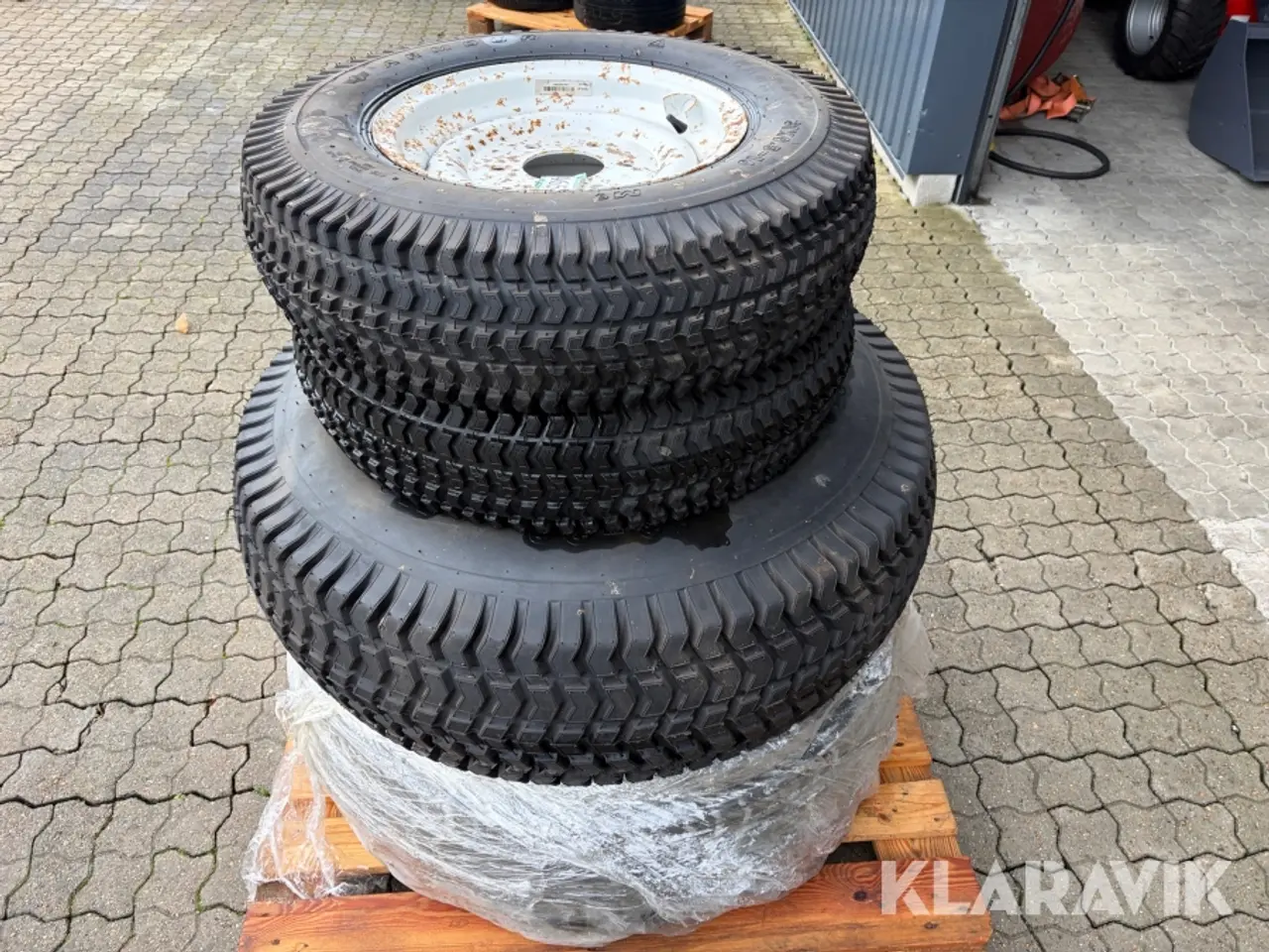 Billede 1 - Kompakttraktor dæk 2 x 31x9.5 og 2 x 13-20