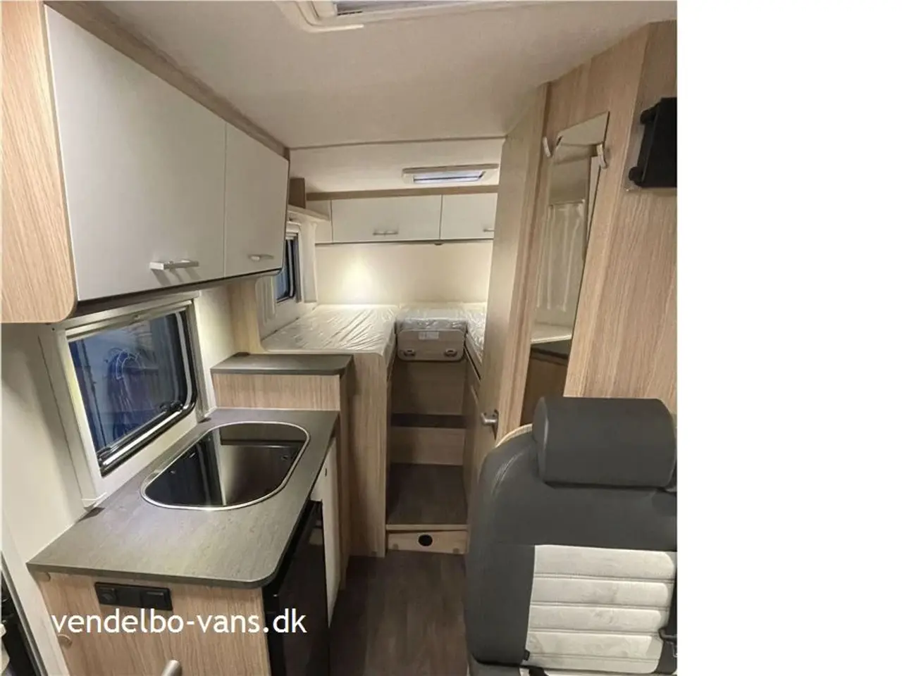 Billede 17 - 2021 - SunLight VAN V66 Adventure Edit   Enkelsenge og garage - kun 6,5 m lang