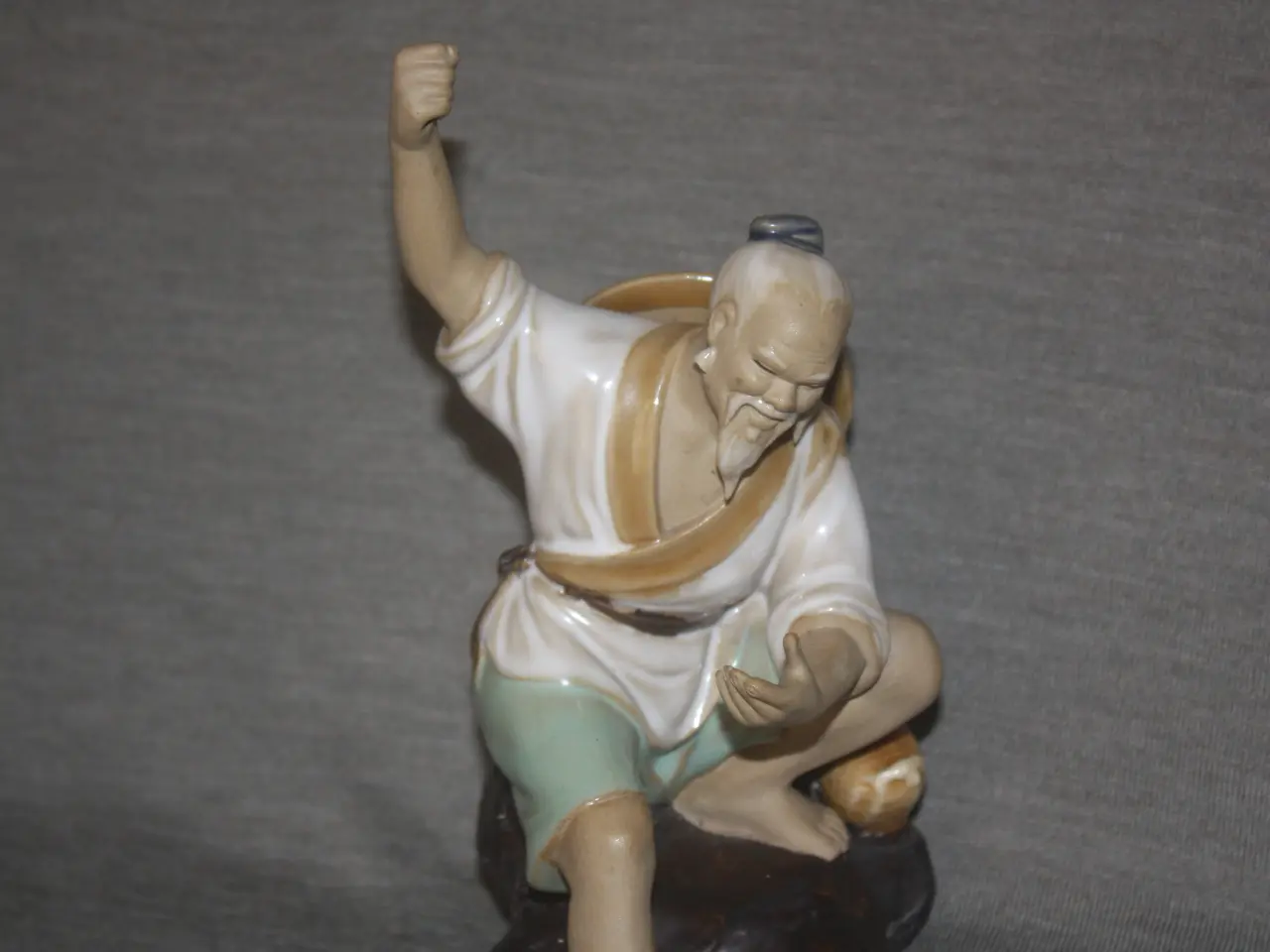 Billede 2 - Keramisk Figur af kinesisk fisker højde 20,5 cm. 