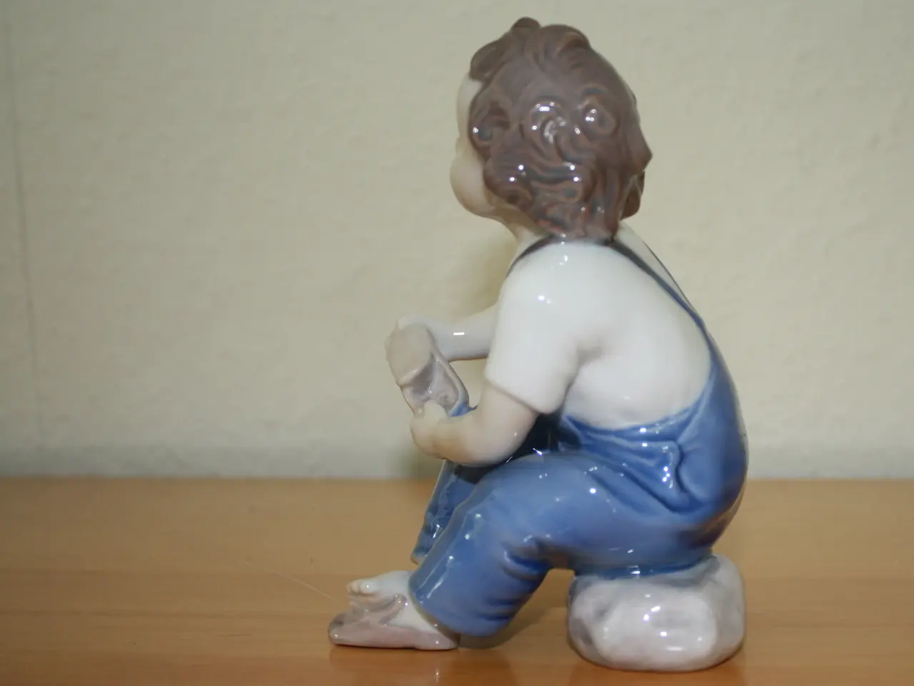 Billede 3 - Siddende dreng med én sko på, figur fra B&G