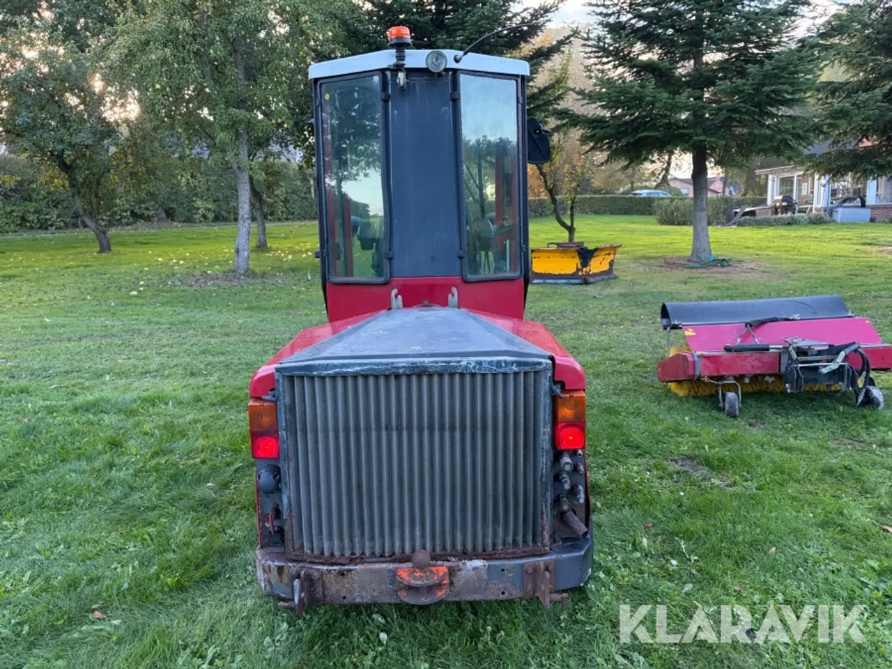 Billede 4 - Redskabsbærer Vpm 3400 med klipper og kost