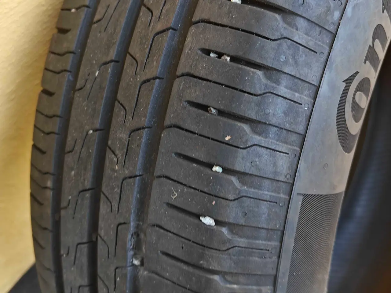 Billede 2 - Bildæk med 5 mm slidbane tilbage.
