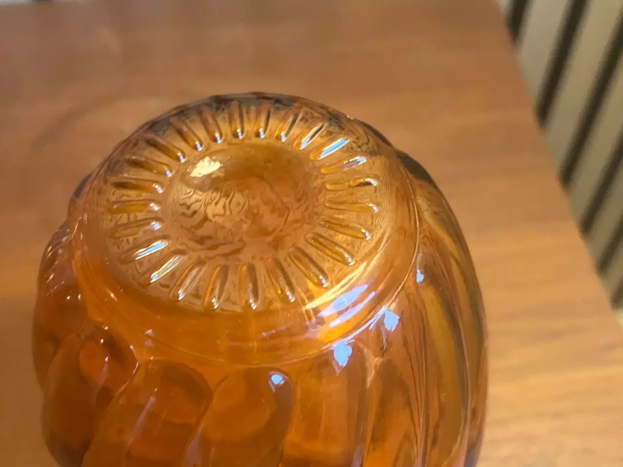 Billede 3 - Orange farvet vase i presset glas med swirl