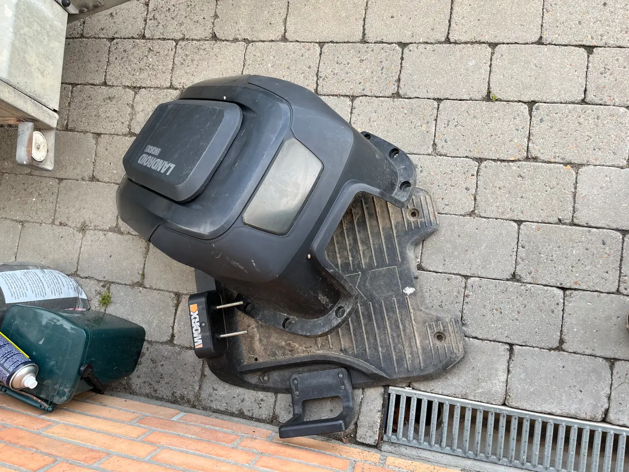Billede 3 - Robotplæneklipper og håndfejemaskine
