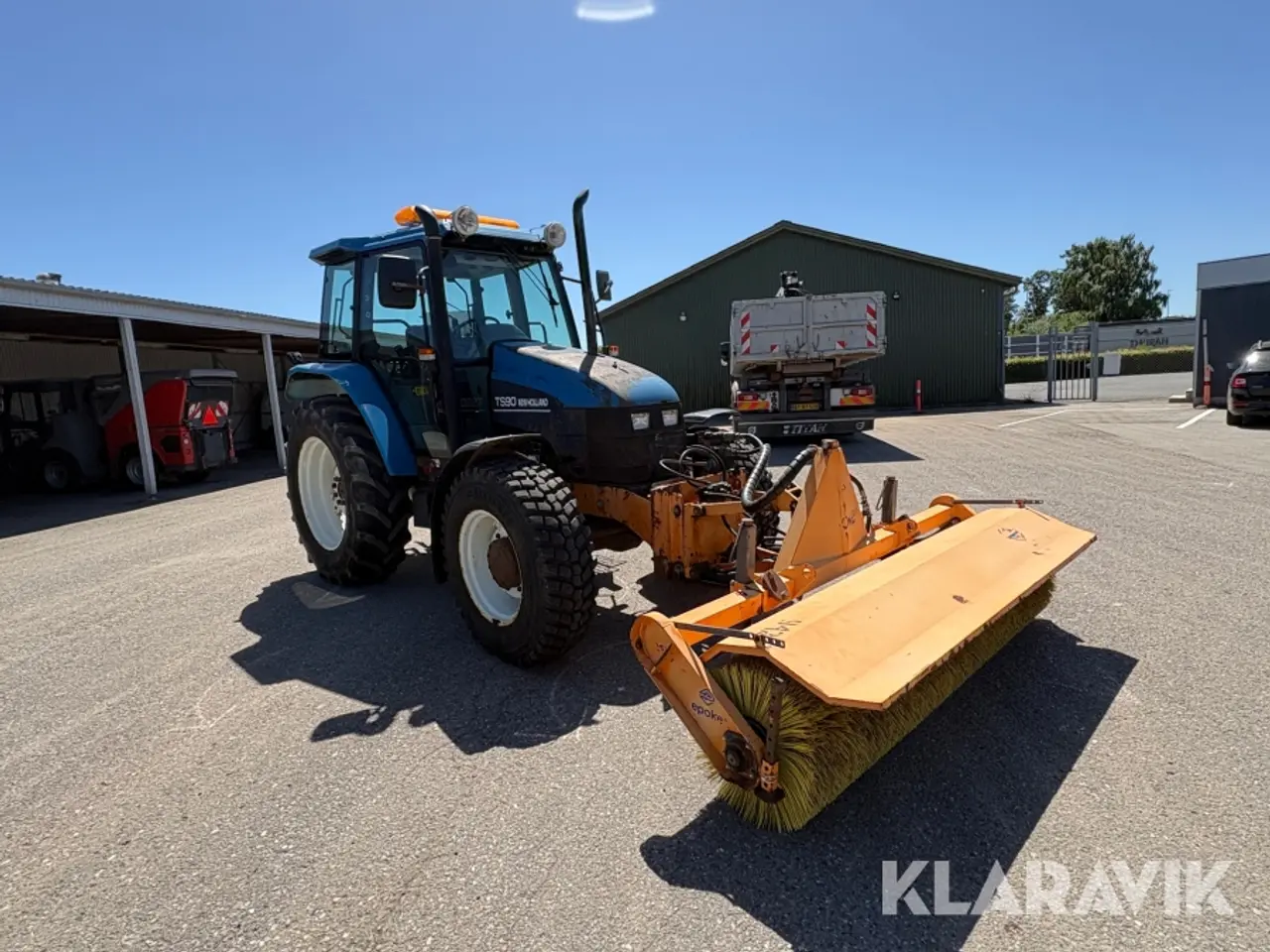Billede 2 - Traktor New Holland TS90 med kost og plov